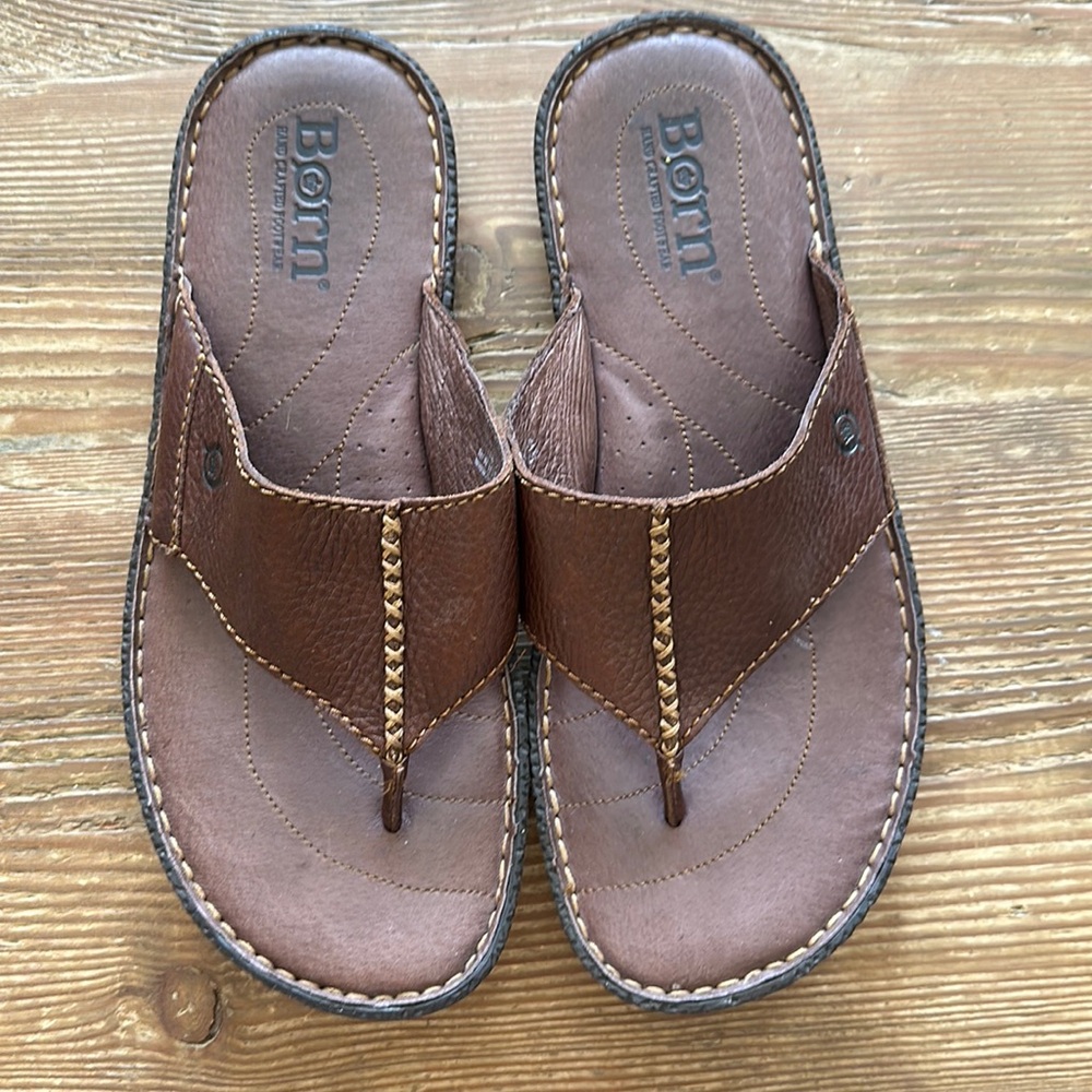 Born men’s brown leather sandals / flip flops beach pool summer spring